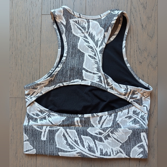 Askya Sports Bra/crop top - Picture 2 of 3